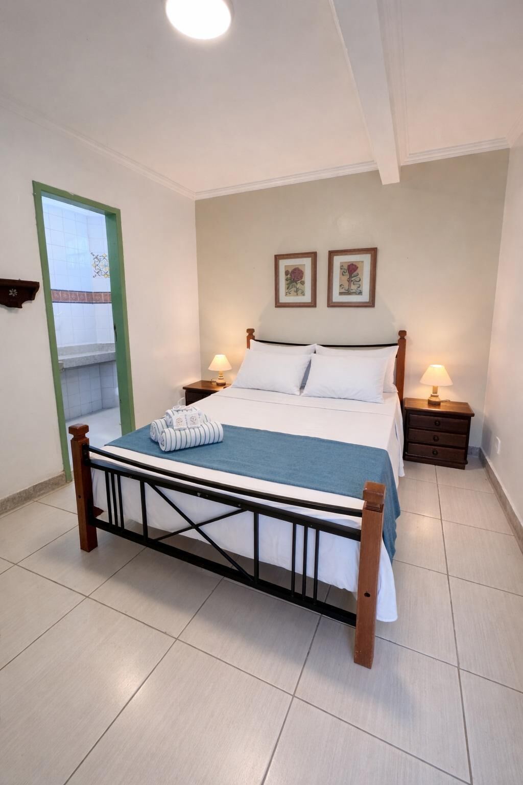 Minibar, tabla de planchar con plancha, wifi gratis y ropa de cama 