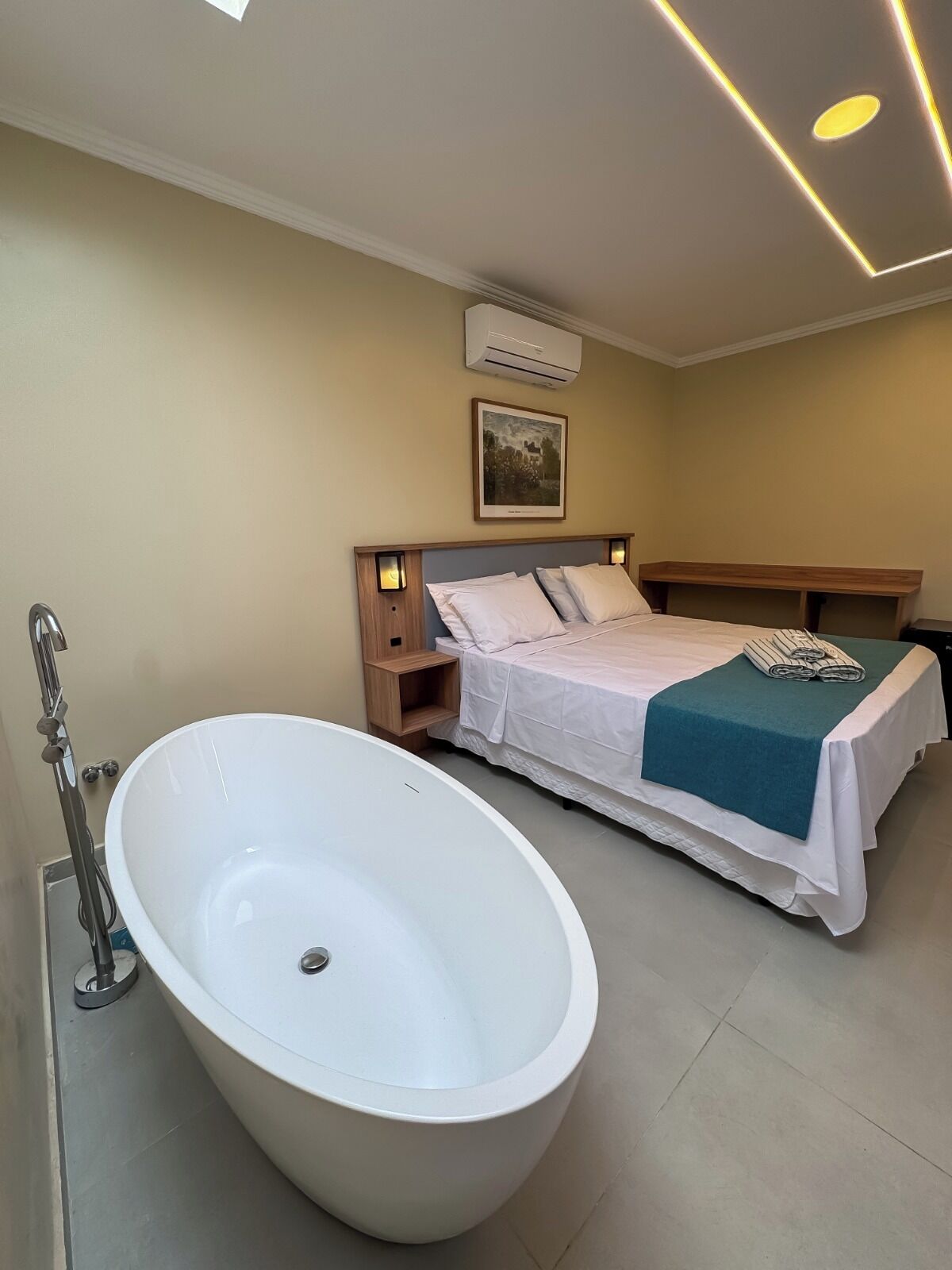 高级房, 1 张大床, 热水浴缸 | 迷你吧、熨斗/熨板、免费 WiFi、床单