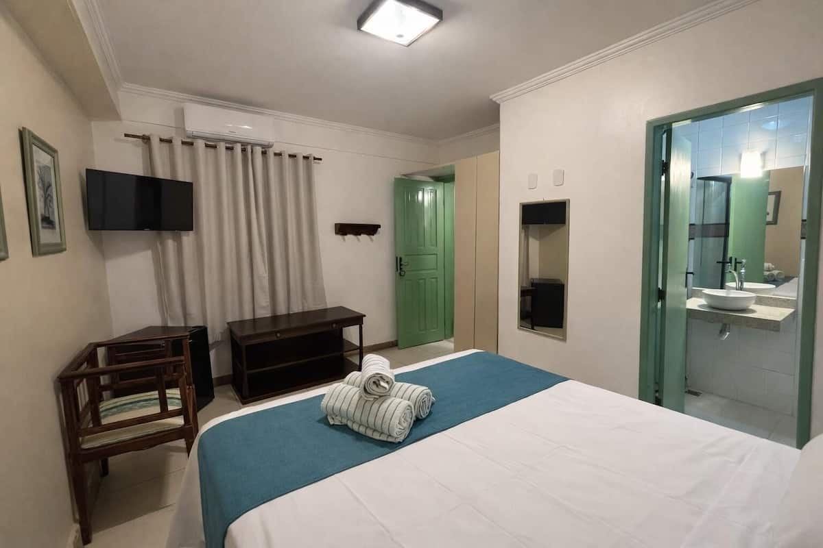 Minibar, tabla de planchar con plancha, wifi gratis y ropa de cama