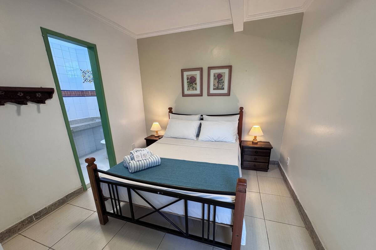 Duplo Economico | Minibar, iron/ironing board (on request), WiFi (free), bed sheets