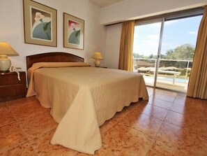 Standard-Doppelzimmer | Hochwertige Bettwaren, Minibar, Zimmersafe, Schreibtisch