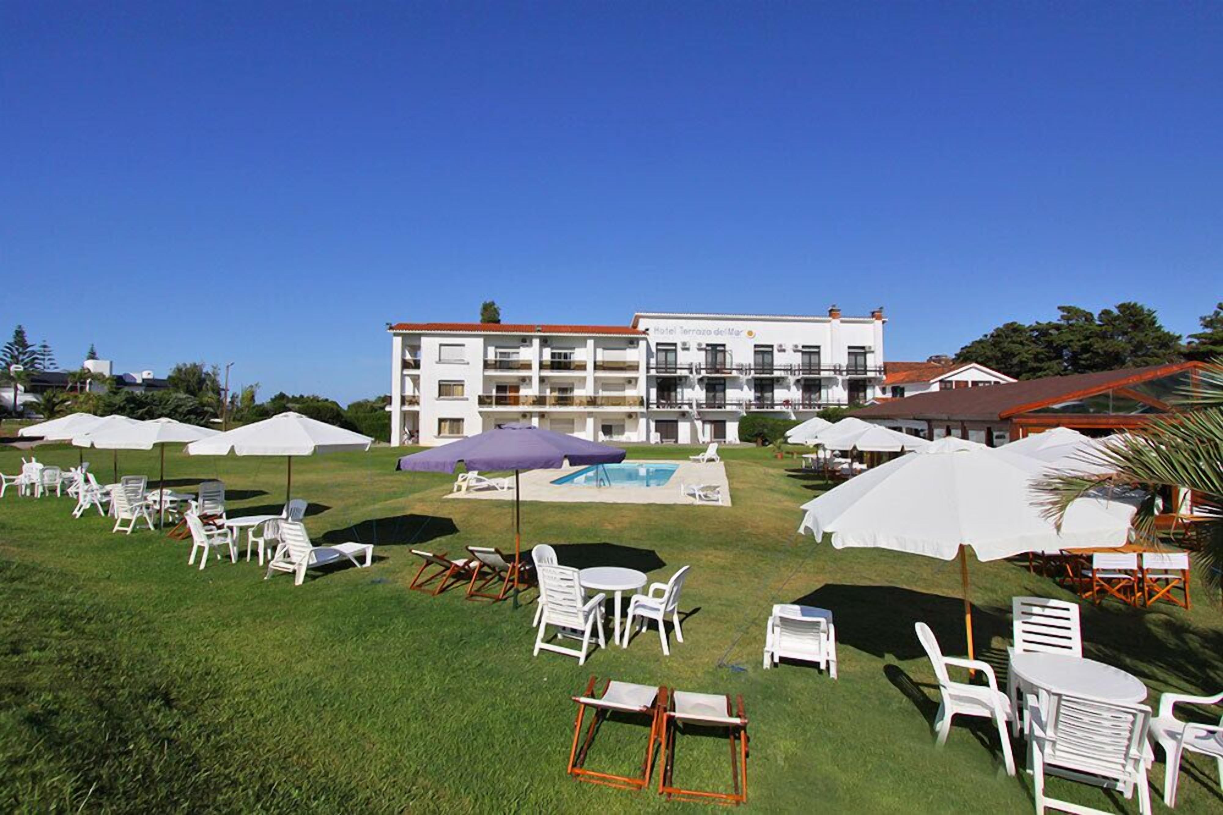 Un hôtel doté d’une terrasse et d’une piscine.