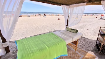 Tæt på stranden, hvidt sand, badehåndklæder