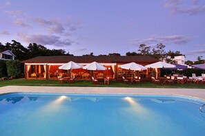 야외 수영장, 수영장 파라솔, 일광욕 의자