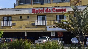 A building with a sign reading "Hotel da Canoa". - Hotel da Canoa (Arraial do Cabo)