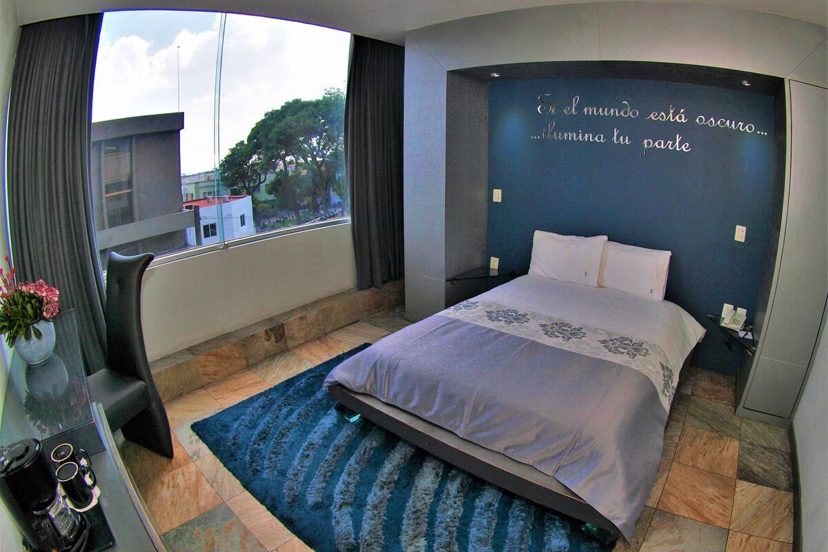 Deluxe kamer, 1 slaapkamer | Luxe beddengoed, een kluis op de kamer, een bureau