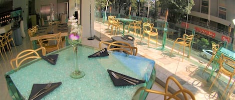 Se sirven desayunos, comidas, cenas y cocina mexicana