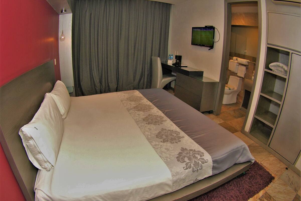 Executive kamer, 1 kingsize bed | Luxe beddengoed, een kluis op de kamer, een bureau