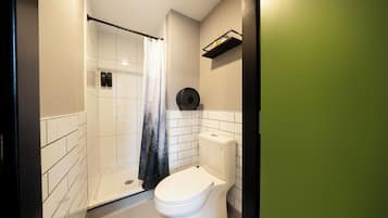 Private Double Room with Ensuite | Bathroom | Hair dryer, towels, shampoo, toilet paper