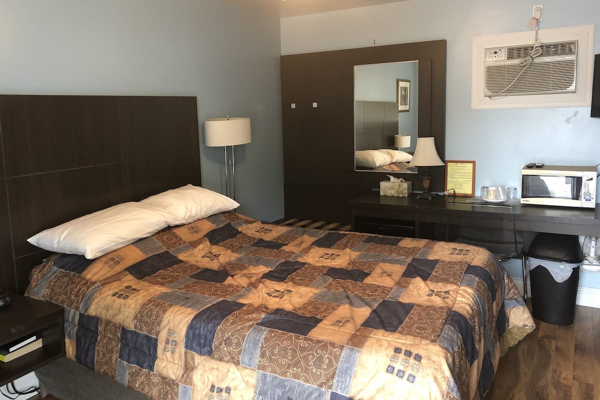 Room, 1 Queen Bed | Memory foam beds, iron/ironing board (on request), WiFi (free)