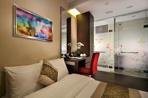 Caja de seguridad en la habitación y tabla de planchar con plancha 