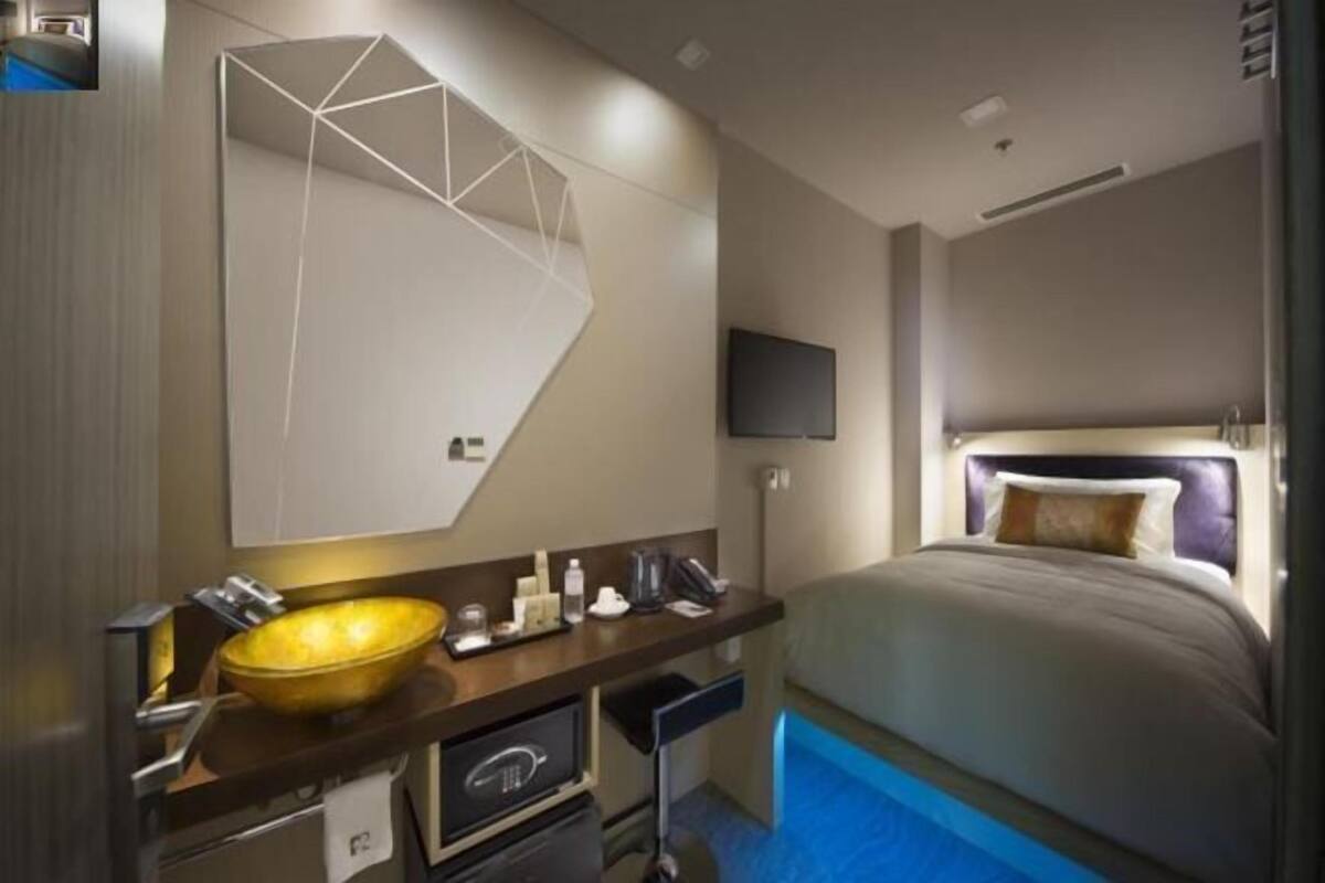 Caja fuerte, tabla de planchar con plancha, wifi gratis y ropa de cama