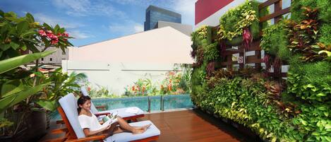 Una piscina al aire libre