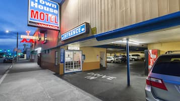 Mặt tiền nơi lưu trú - ban đêm