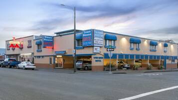 A motel with signage for 'Town House Motel' and 'Steaks AA'.