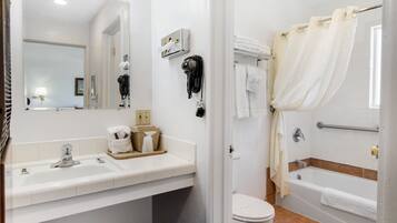 Suite, 2 Bedrooms | Bilik Mandi | Pancuran mandi, kelengkapan dandanan diri percuma, pengering rambut