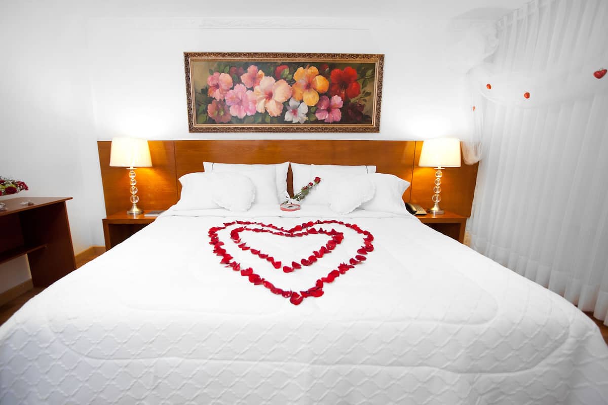 Quadruple Room | In-room safe, desk, blackout drapes, soundproofing