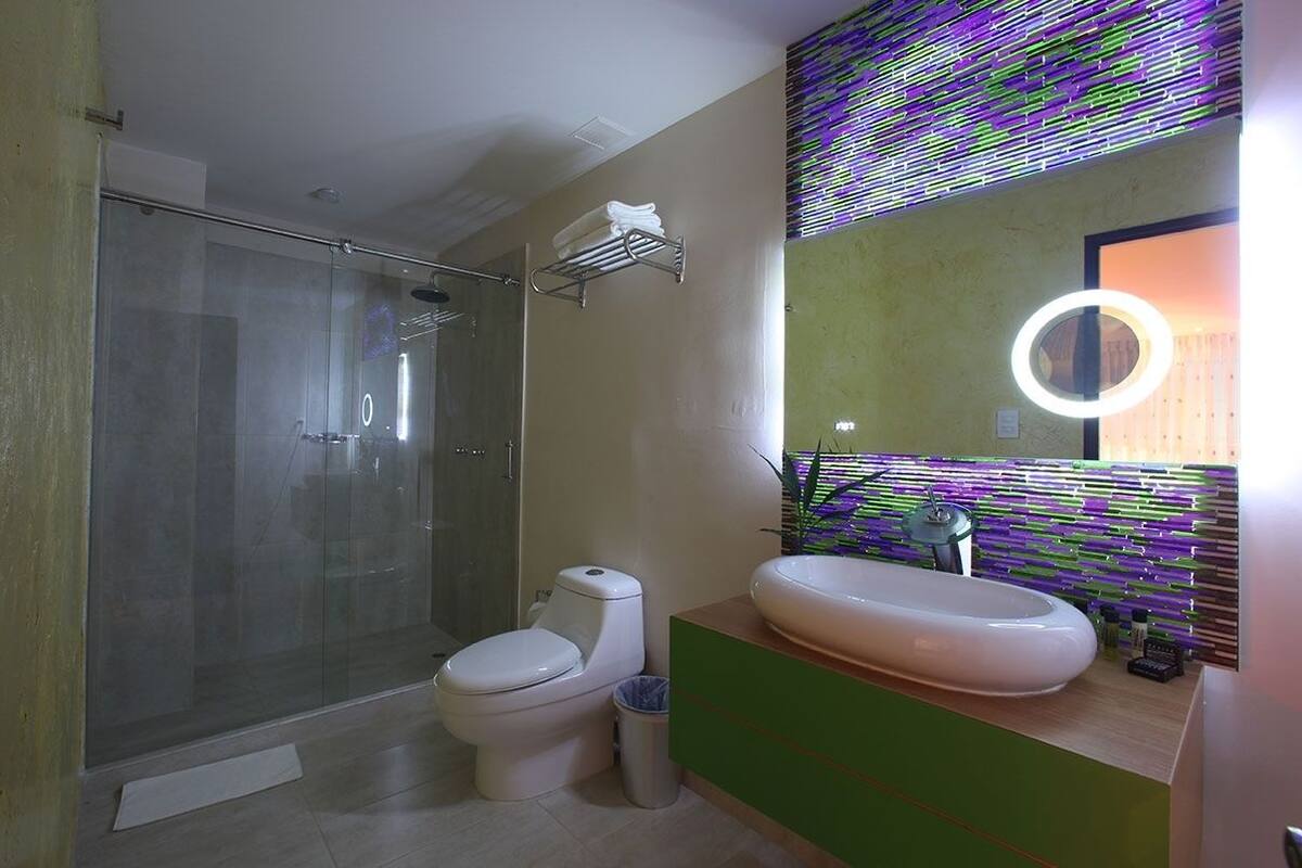 Ducha, artículos de tocador gratuitos, toallas