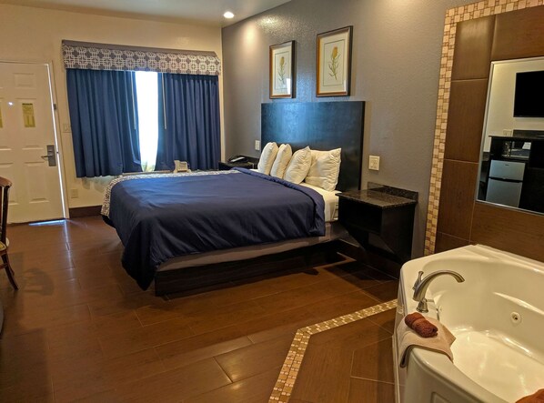 Room (Jacuzzi) | Desk, blackout curtains, iron/ironing board, free WiFi - Americas Best Value Inn Brownsville (Brownsville)