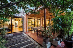 Breakfast, lunch, dinner served; Thai cuisine 