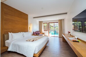 Jacuzzi Pool Access - Free Transfer to Hua Hin Beach | Premium bedding, minibar, in-room safe, desk - Ayrest Hotel (Hua Hin)