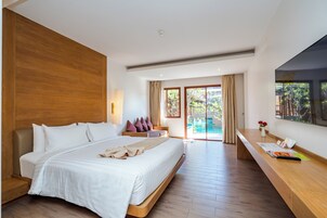 Jacuzzi Pool Access  - Free Transfer to Hua Hin Beach | Premium bedding, minibar, in-room safe, desk