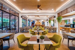 Frokost, lunsj og middag serveres, thailandske retter 