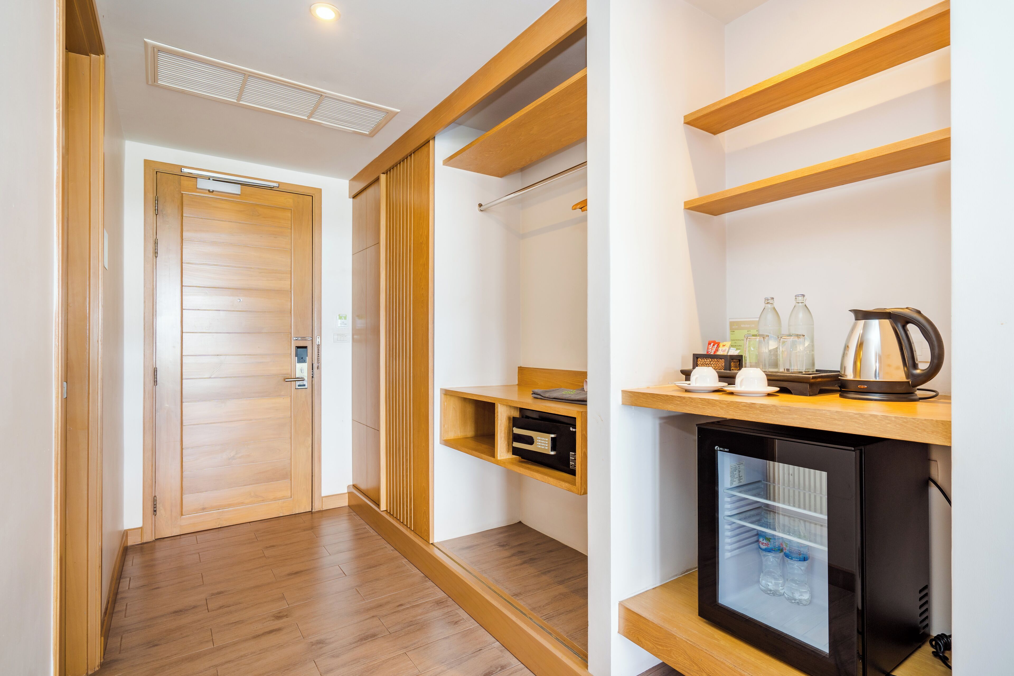 jacuzzi deluxe king  - free transfer to hua hin beach | wardrobe