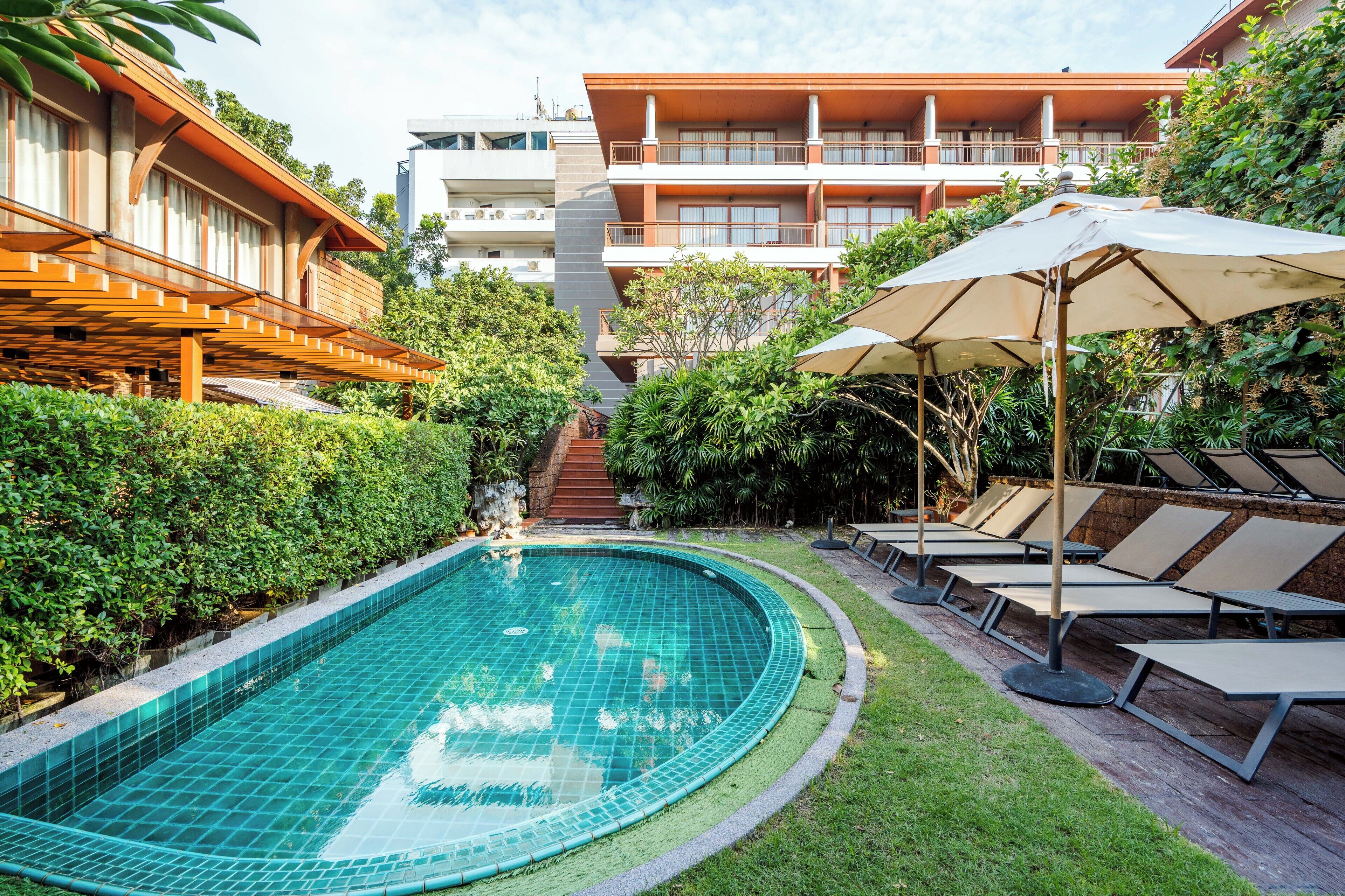 室外游泳池，07:00 至 20:00 开放，池畔遮阳伞，日光浴躺椅