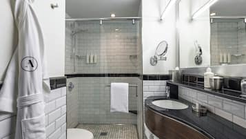 Đồ dùng nhà tắm được thiết kế riêng, máy sấy tóc, áo choàng tắm