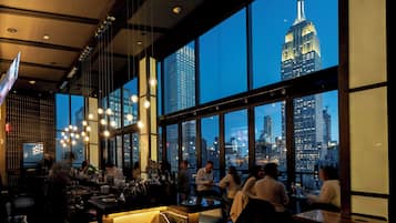 Serveert ontbijt, lunch en diner