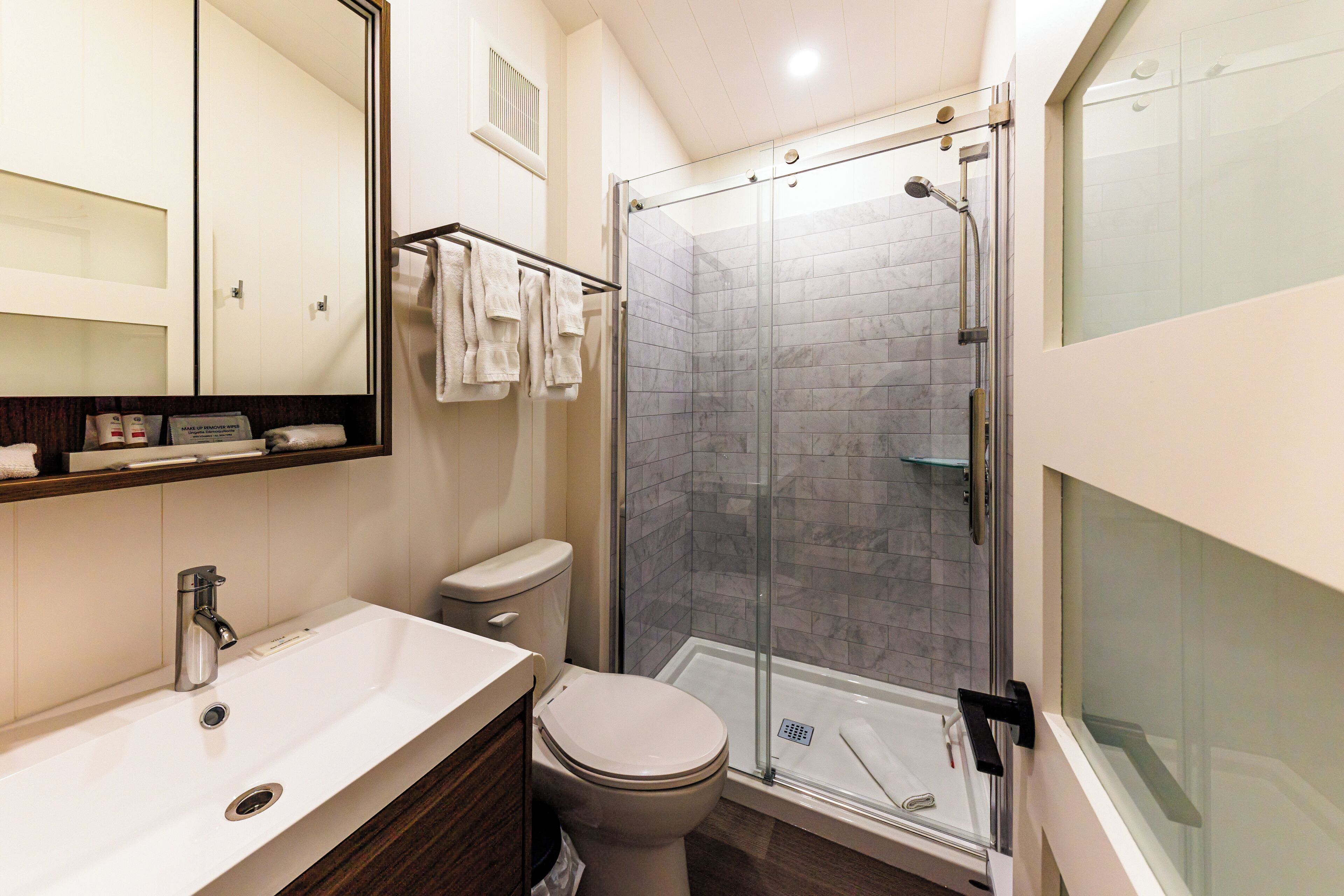 chalet, 2 bedrooms, non smoking | bathroom | free toiletries, hair dryer, towels, soap