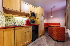 Studio, 2 giường cỡ queen | Bếp nhỏ riêng | Tủ lạnh, lò vi sóng, dụng cụ pha cà phê/trà 