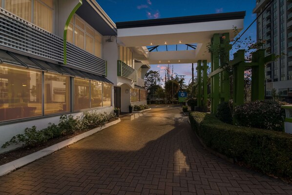 Exterior - SureStay Hotel by Best Western North Vancouver Capilano (District of North Vancouver)