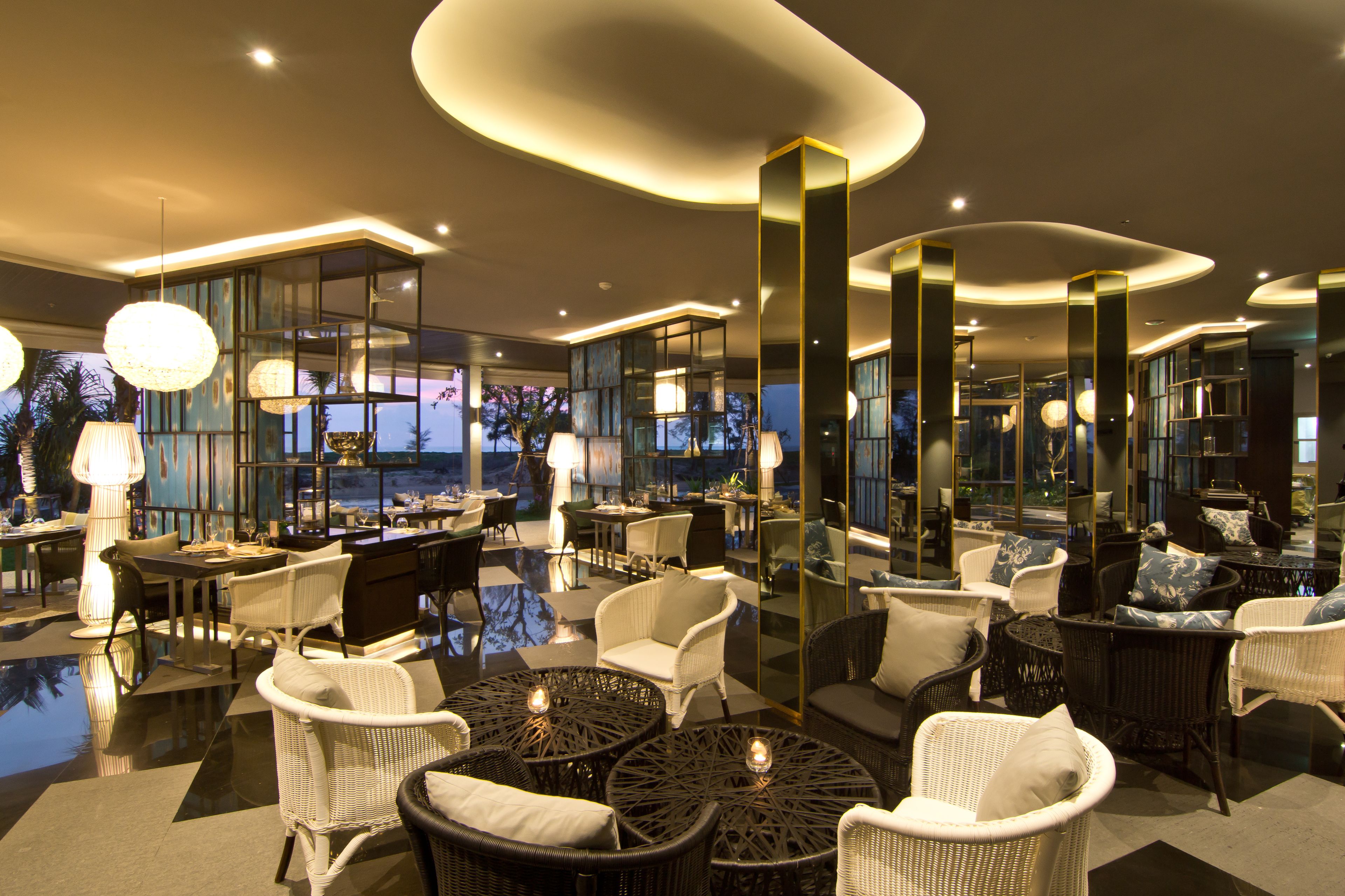 2 restaurants; breakfast, lunch, dinner and brunch served 