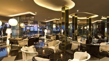2 restaurants; breakfast, lunch, dinner and brunch served