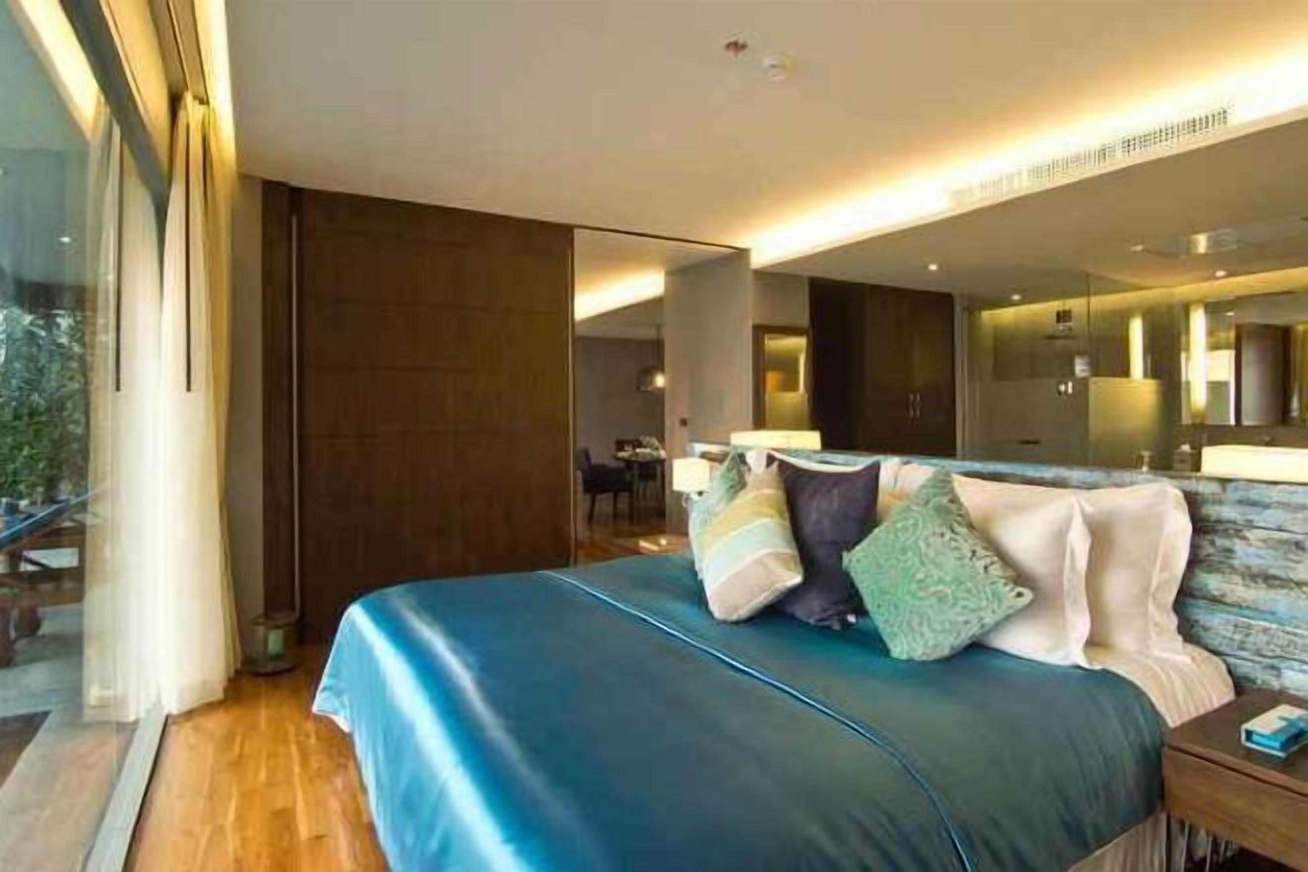 Egyptian cotton sheets, premium bedding, pillow-top beds, minibar
