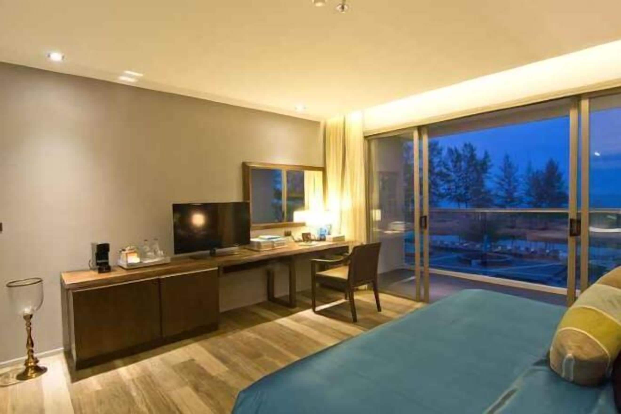 Egyptian cotton sheets, premium bedding, pillowtop beds, minibar