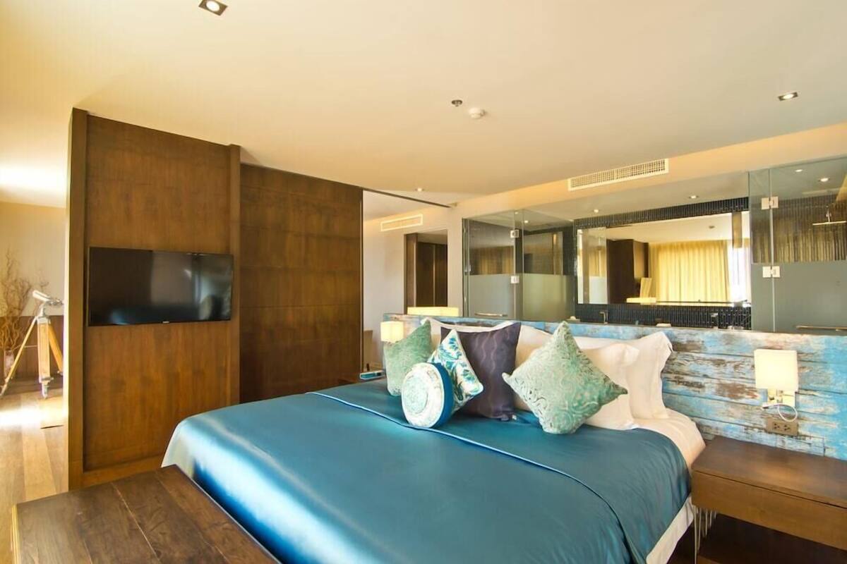 Egyptian cotton sheets, premium bedding, pillow-top beds, minibar