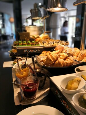 Tägliches Frühstücksbuffet gegen Gebühr