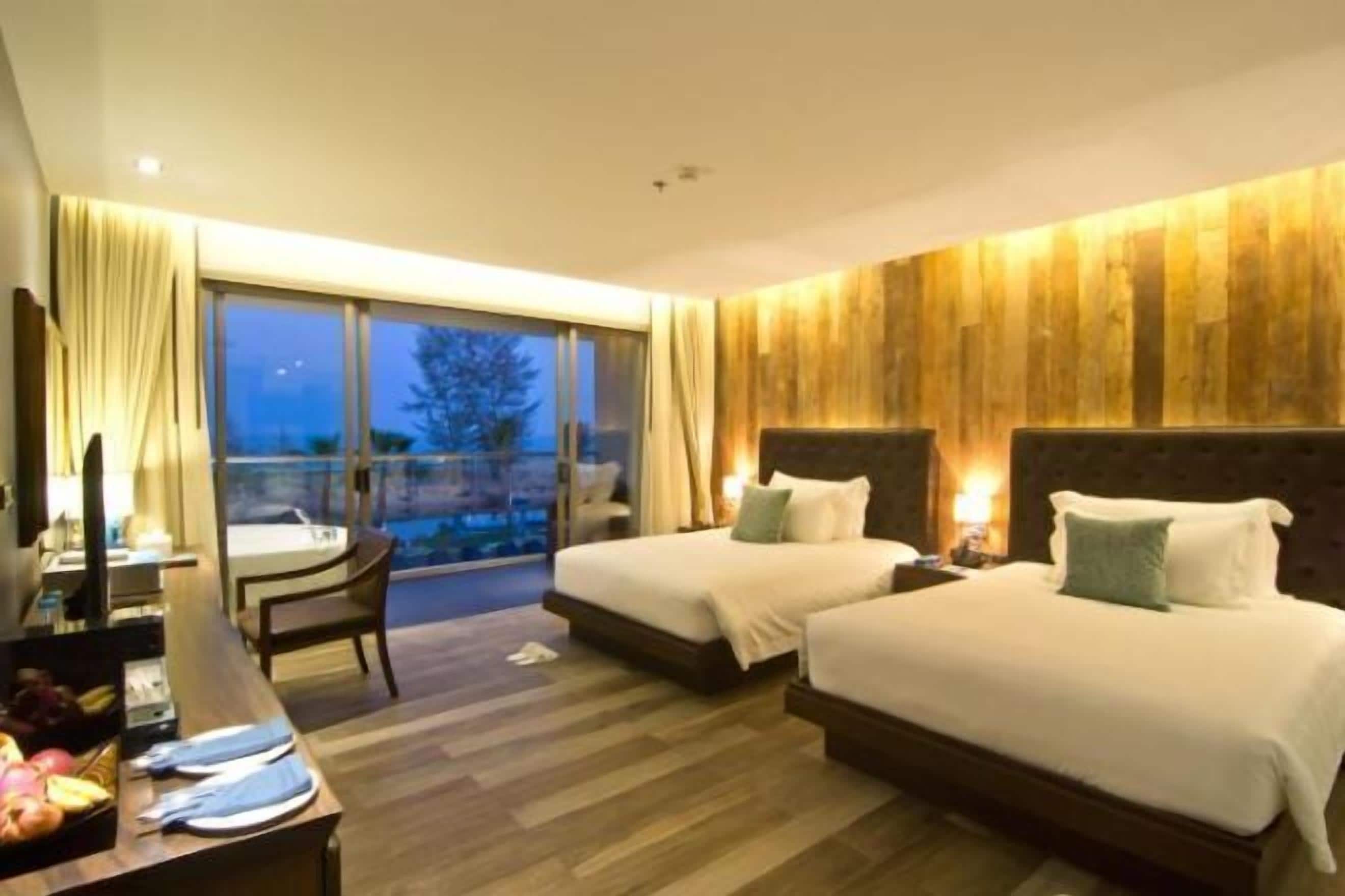 Egyptian cotton sheets, premium bedding, pillowtop beds, minibar