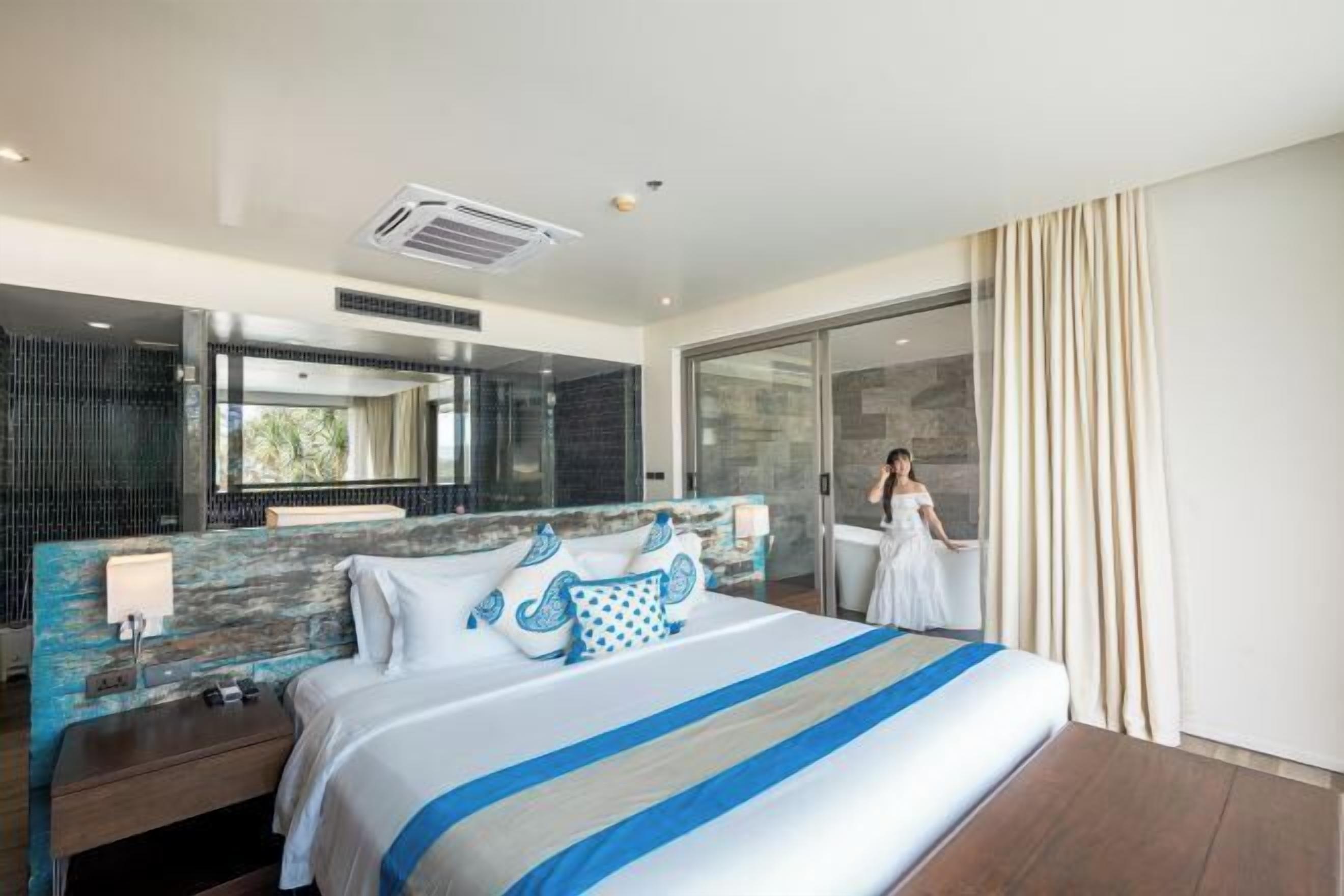 Egyptian cotton sheets, premium bedding, pillowtop beds, minibar