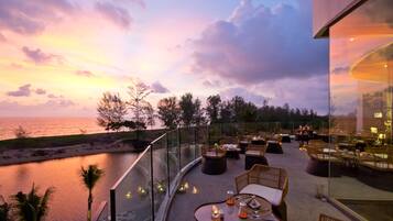 2 restaurants, breakfast served