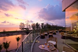 2 restaurants, breakfast served - Le Coral Beach Resort and Cafe (Takua Thung)