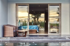 Terrace/patio - Le Coral Beach Resort and Cafe (Takua Thung)