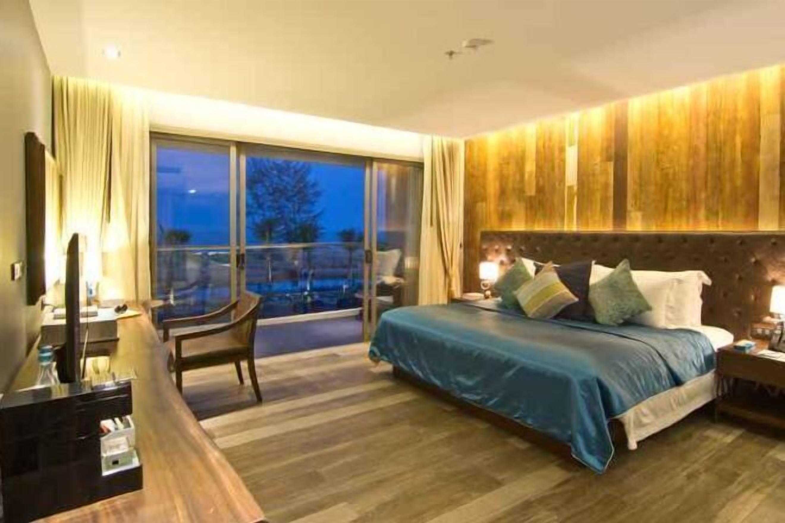 Egyptian cotton sheets, premium bedding, pillow-top beds, minibar