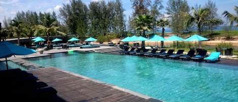 Piscine extérieure, parasols de plage, chaises longues