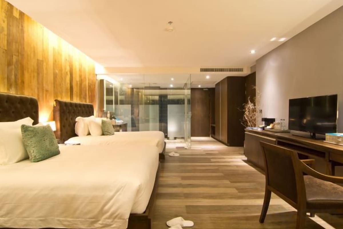 Deluxe Two Queen Room