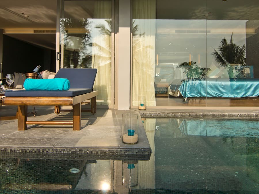 Piscina externa, funciona das 7h às 19h, guarda-sóis, espreguiçadeiras