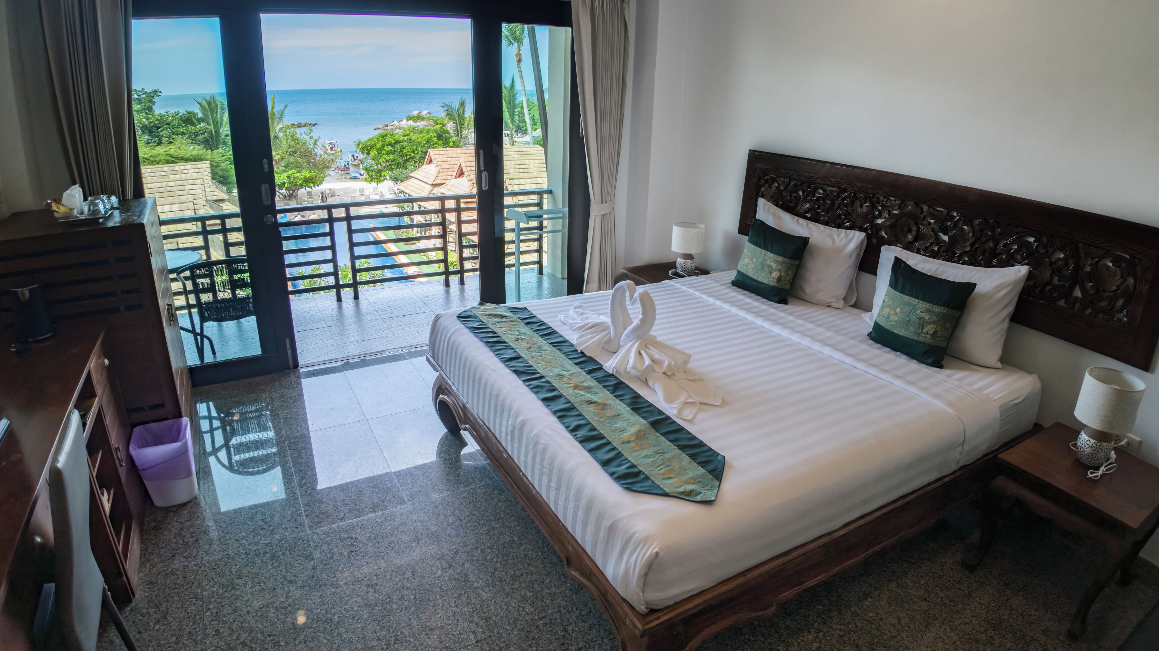 Deluxe Double Room | In-room safe, desk, rollaway beds (surcharge), WiFi (free)